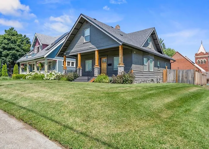South Perry Dist Fenced Yard & Hot Tub